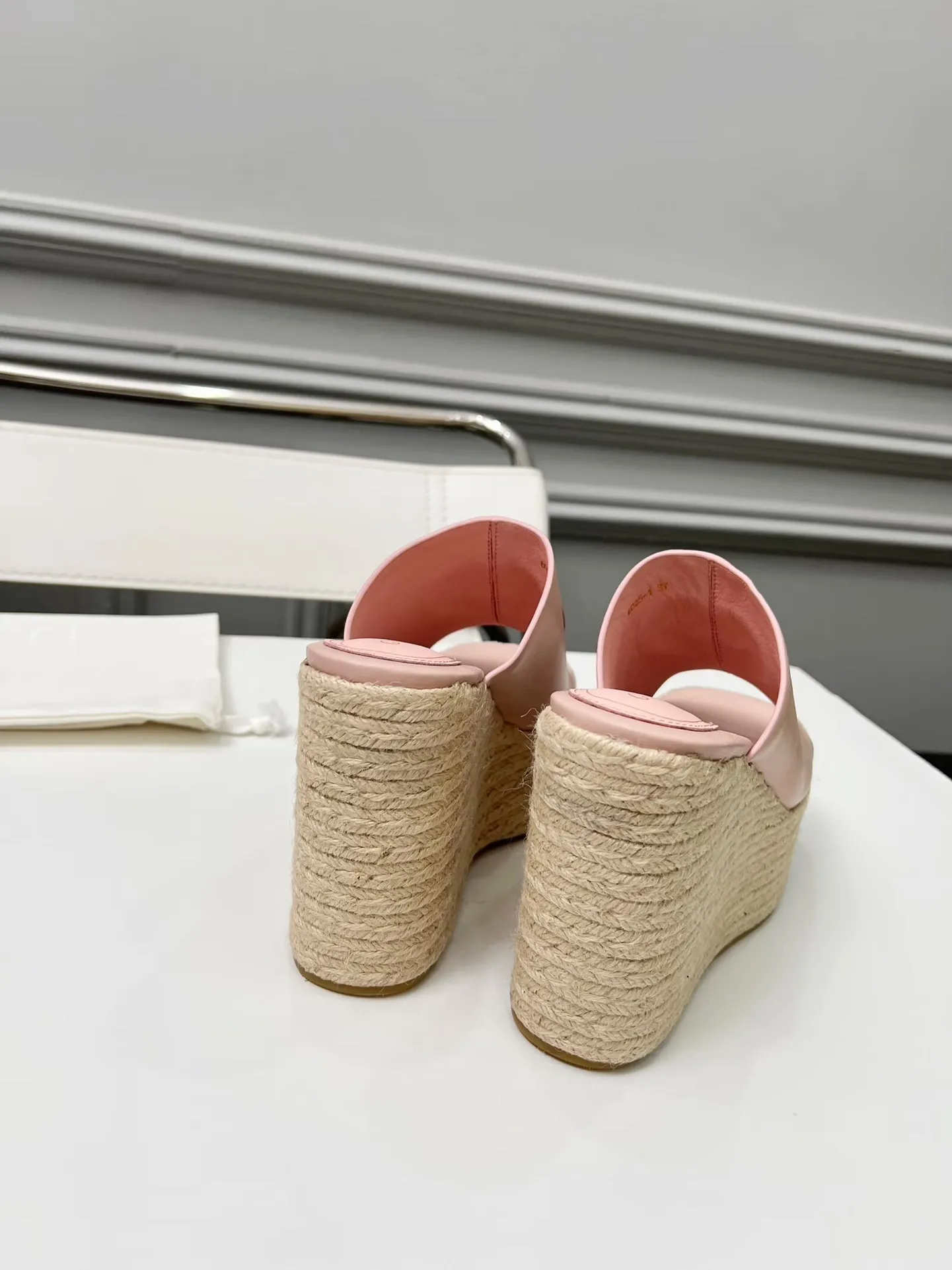 👟👟Ex-factory price 460👟👟 Gucci’s new slippers, fashionable, high-end and full of personality✅ Very stable, comfortable and durable for daily use, convenient and unique for daily matching, a must-have classic for summer, the upper is made of GUCCI brand stitching Fabric: cowhide Lining/feet: sheepskin Platform height: 11cm Color: black, white, brown, burgundy, pink Code number: 35-42 (41 and 42 need to be customized) Packaging: Comes with cloth bag and card.